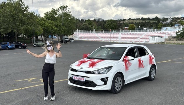 Eşinden boşanan kadın göbek atarak kutladı